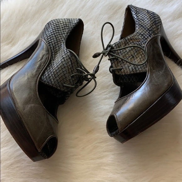 Stuart Weizman | textured peep toe mermaid heel - Picture 5 of 16